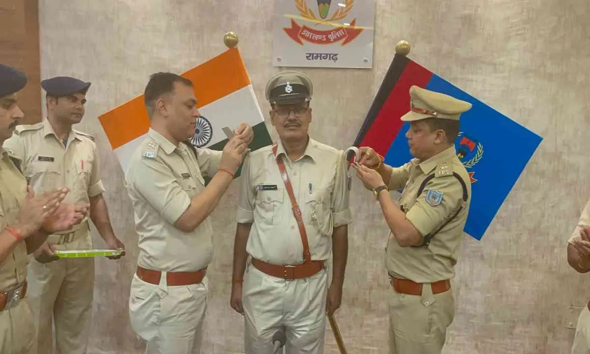 Ramgarh News: प्रमोशन के बाद एसपी ने दो पदाधिकारियों के कंधे पर लगाया स्टार