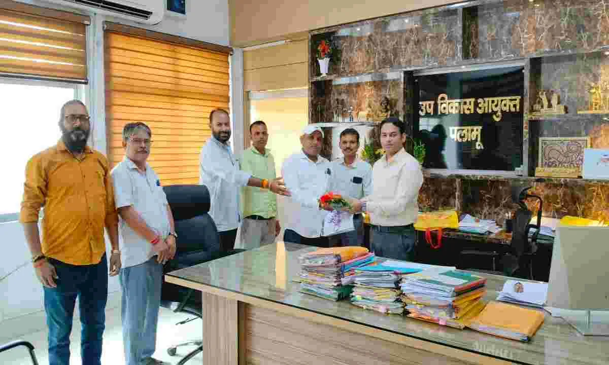 Palamu News: स्थायीकरण को लेकर डीडीसी को मनरेगा कर्मचारी संघ ने सौंपा ज्ञापन