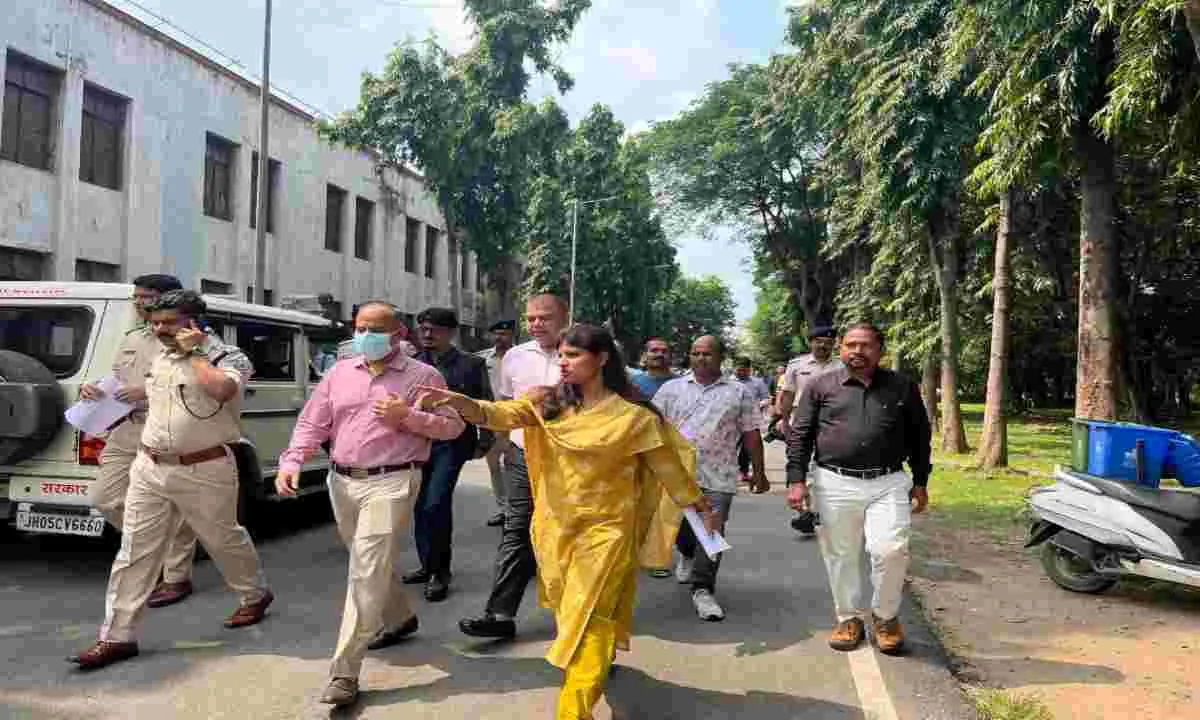 जिला पदाधिकारियों ने कॉपरेटिव कॉलेज के स्ट्रांग रूम निर्माण का किया निरीक्षण