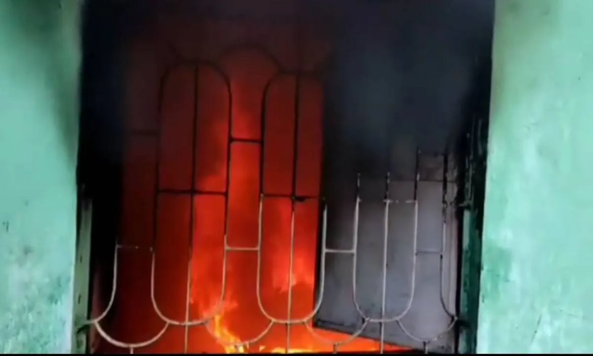 Dhanbad News: सैकड़ो साल पुरानी मंदिर में लगी भीषण आग