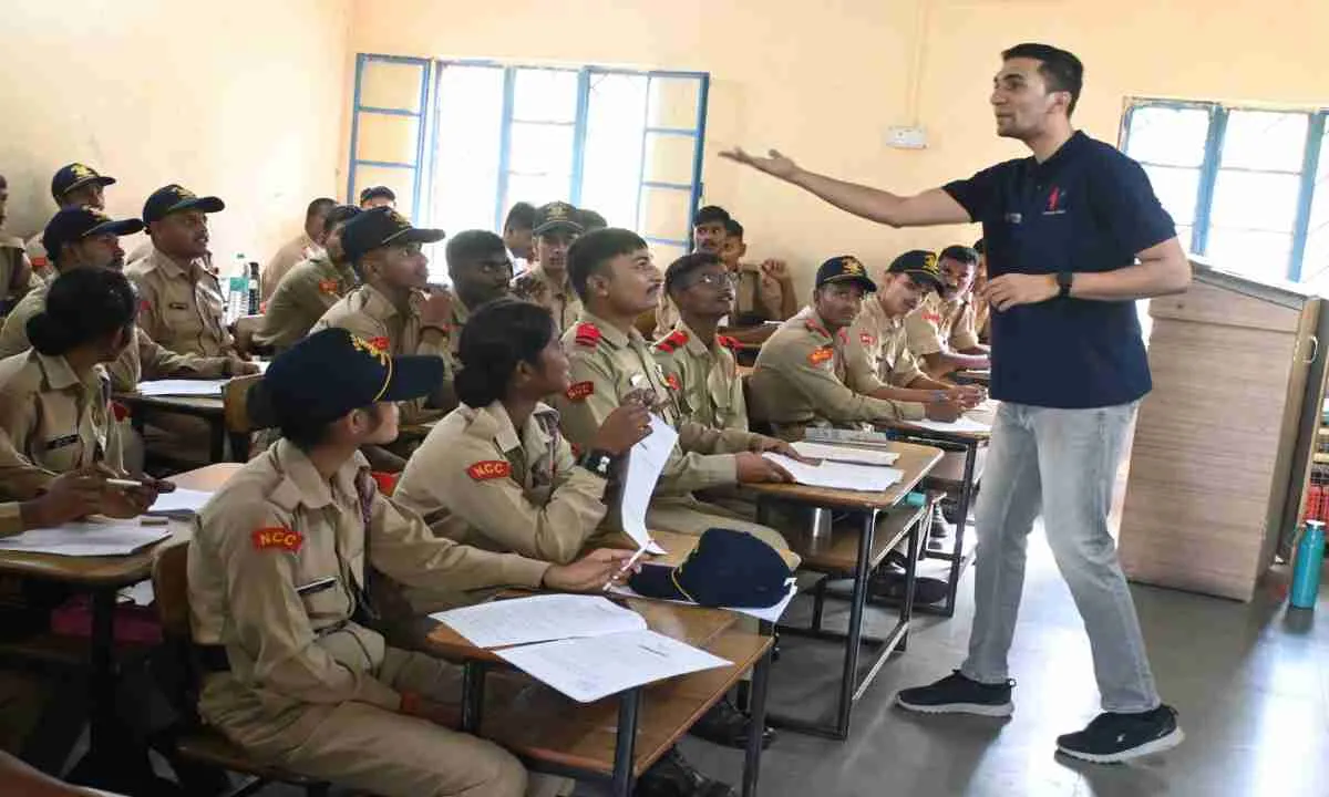 Koderma News: एक भारत श्रेष्ठ भारत राष्ट्रीय शिविर में 601 एनसीसी कैडेट्स ने दिखाई एकता की मिसाल