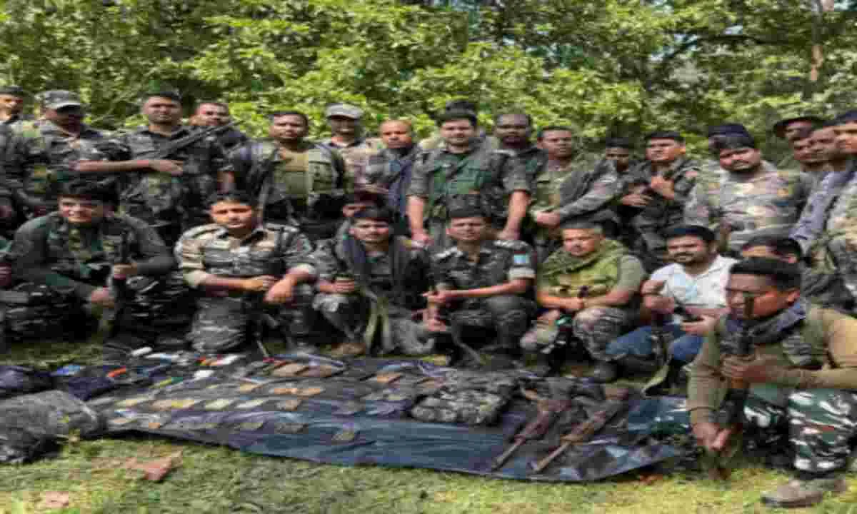 पुलिस को नक्सल अभियान में मिली बड़ी सफलता, भारी मात्रा में हथियार बरामद