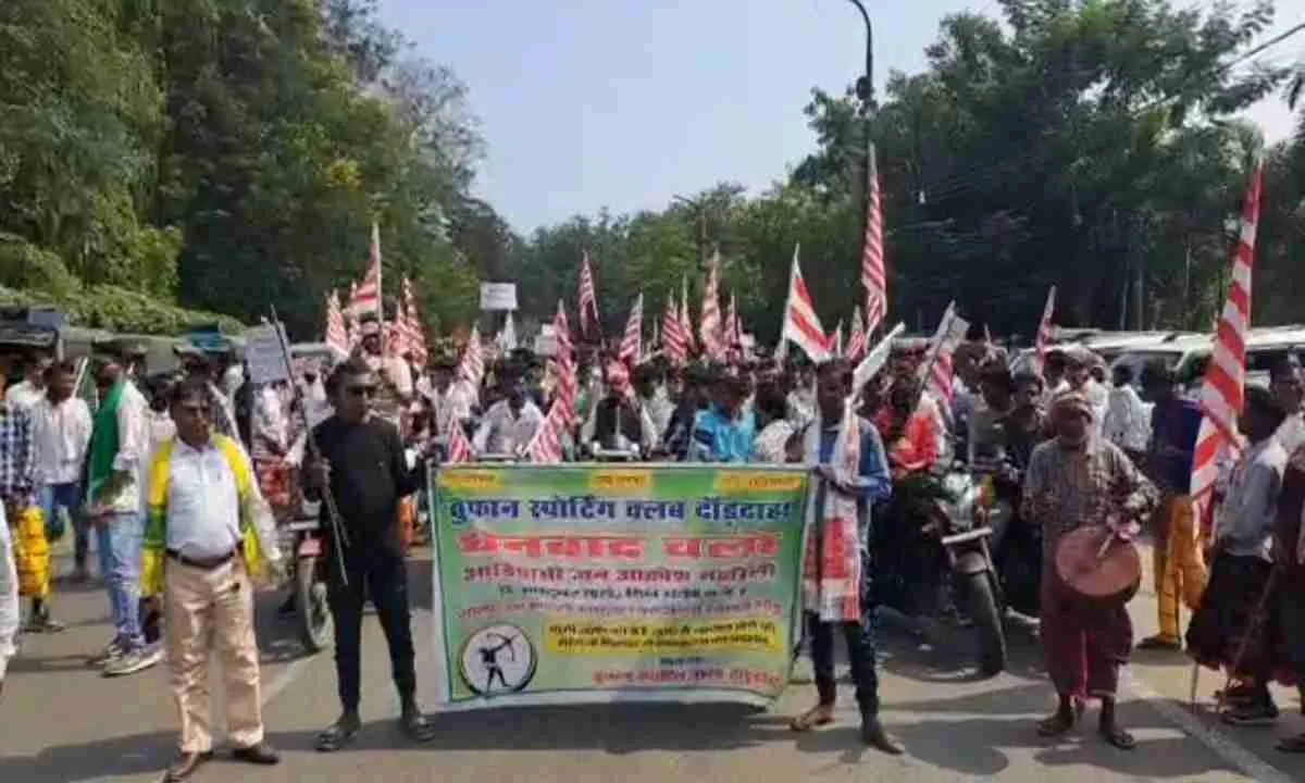 Dhanbad News: कुरमी समाज के एसटी मांग के विरोध में आदिवासियों ने निकाली रैली