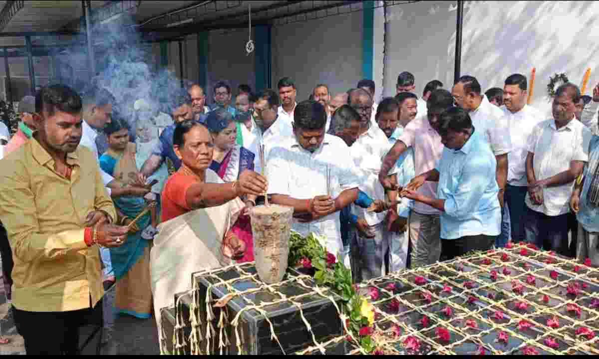 Chaibasa News: देवेंद्र माझी को सांसद आवासीय परिसर में दी गई श्रद्धांजलि