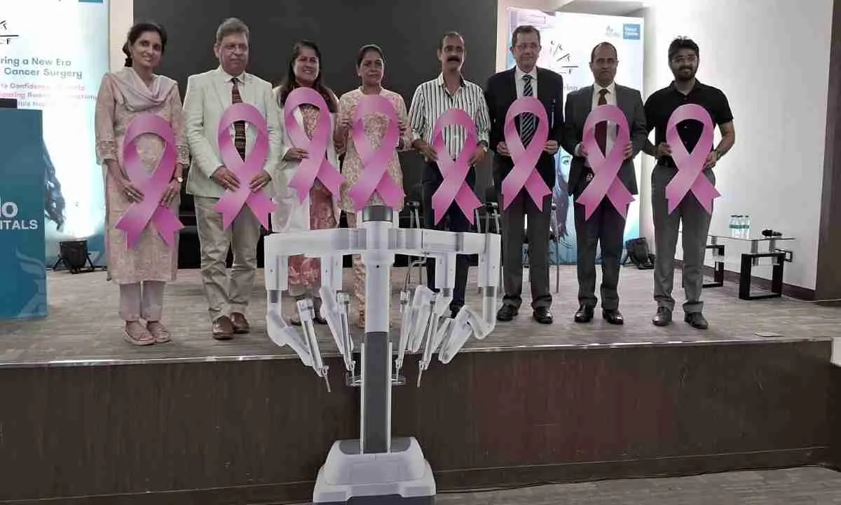 रोबोटिक सर्जरी से नई उम्मीद: ब्रेस्ट कैंसर मरीज़ की ज़िंदगी में लौटी मुस्कान