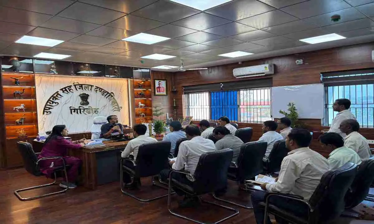 उपायुक्त रामनिवास यादव ने भू-अर्जन व भू-हस्तांतरण से संबंधित की समीक्षा बैठक  