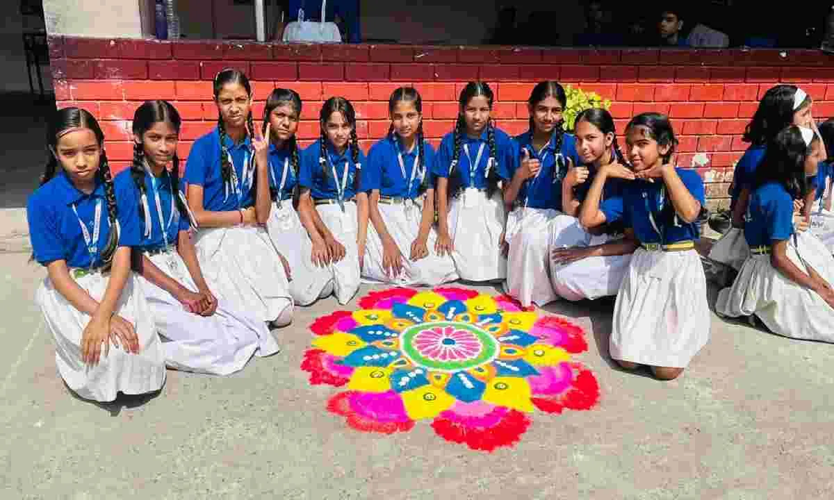 Ranchi News: एम.एम.के. हाई स्कूल में रंगोली एवं दीपक उत्सव का भव्य आयोजन