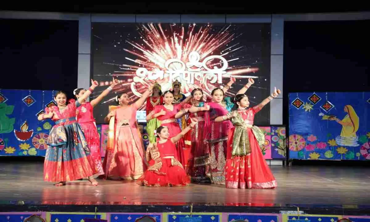Ranchi News: सरला बिरला पब्लिक स्कूल में दीपावली और छठ की छटा से दमका परिसर
