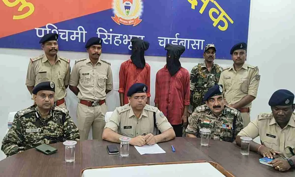 Chaibasa News: पुलिस ने दो नक्सलियों को किया गिरफ्तार 