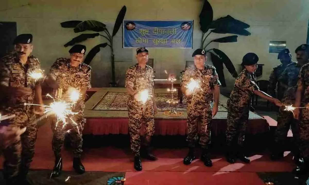 भारत-पाकिस्तान सीमा पर बीएसएफ जवानों ने मनाई  दीपावली