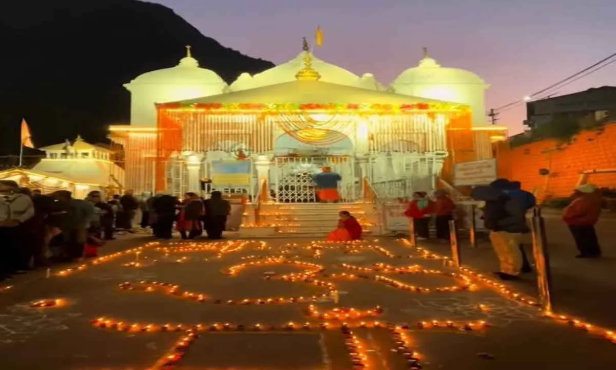 विश्व प्रसिद्ध गंगोत्री और यमुनोत्री मंदिर दीपावाली में दुल्हन की तरह  फूलों से सजी  