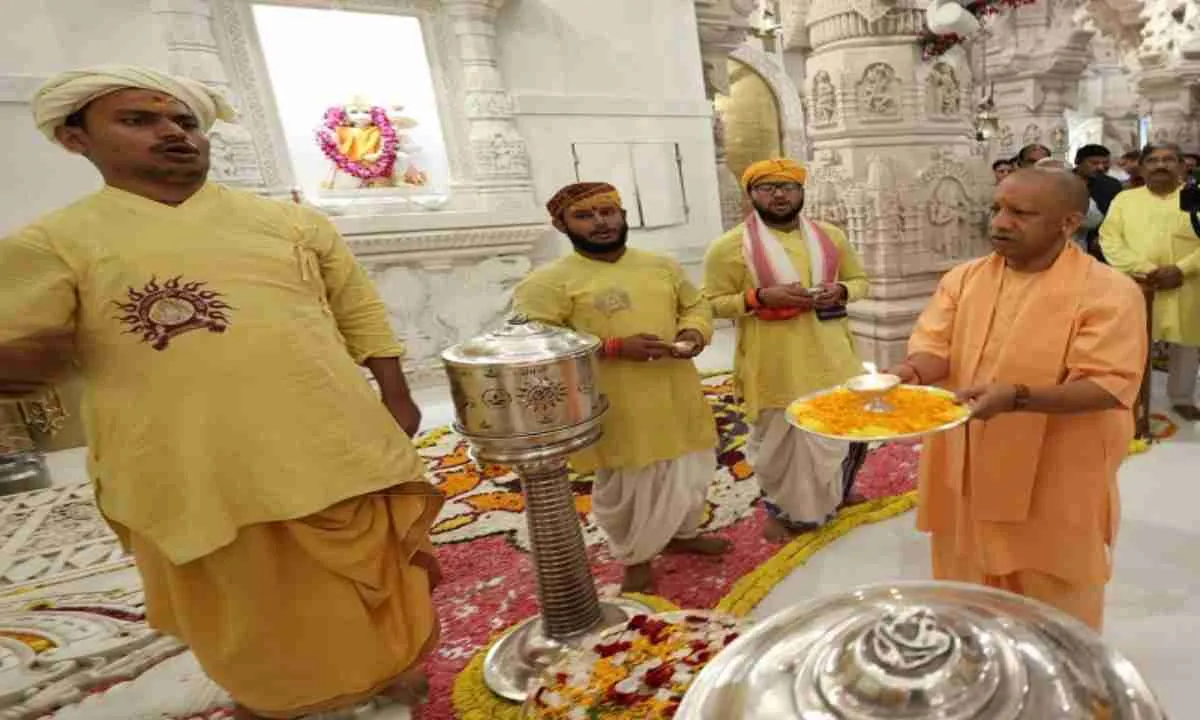 मुख्यमंत्री योगी आदित्यनाथ ने श्रीरामलला की उतारी आरती