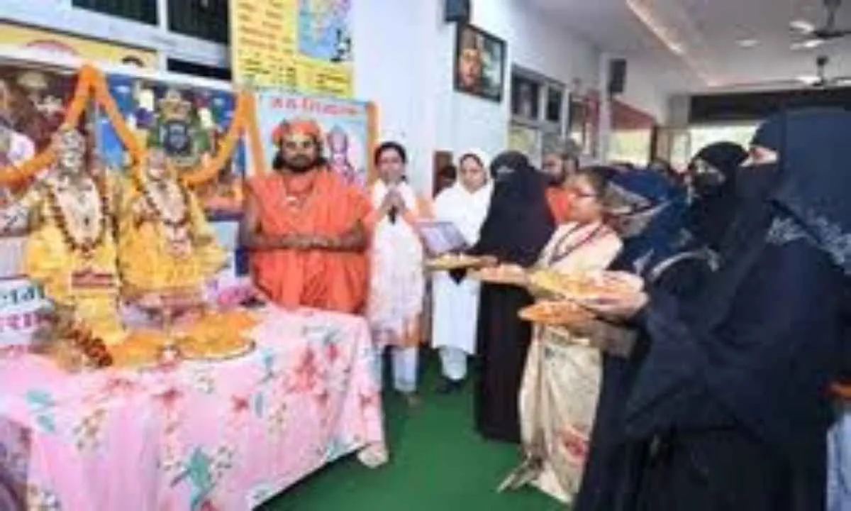 यात्रियों की आवाजाही का जायजा लेने वॉर रूम पहुंचे रेल मंत्री