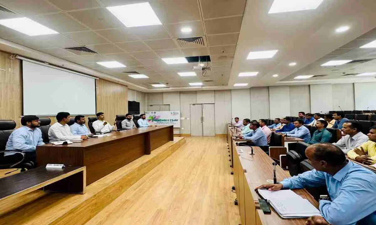 रांची नगर निगम में सुशांत गौरव ने इनफोर्समेंट टीम के साथ की समीक्षा बैठक   