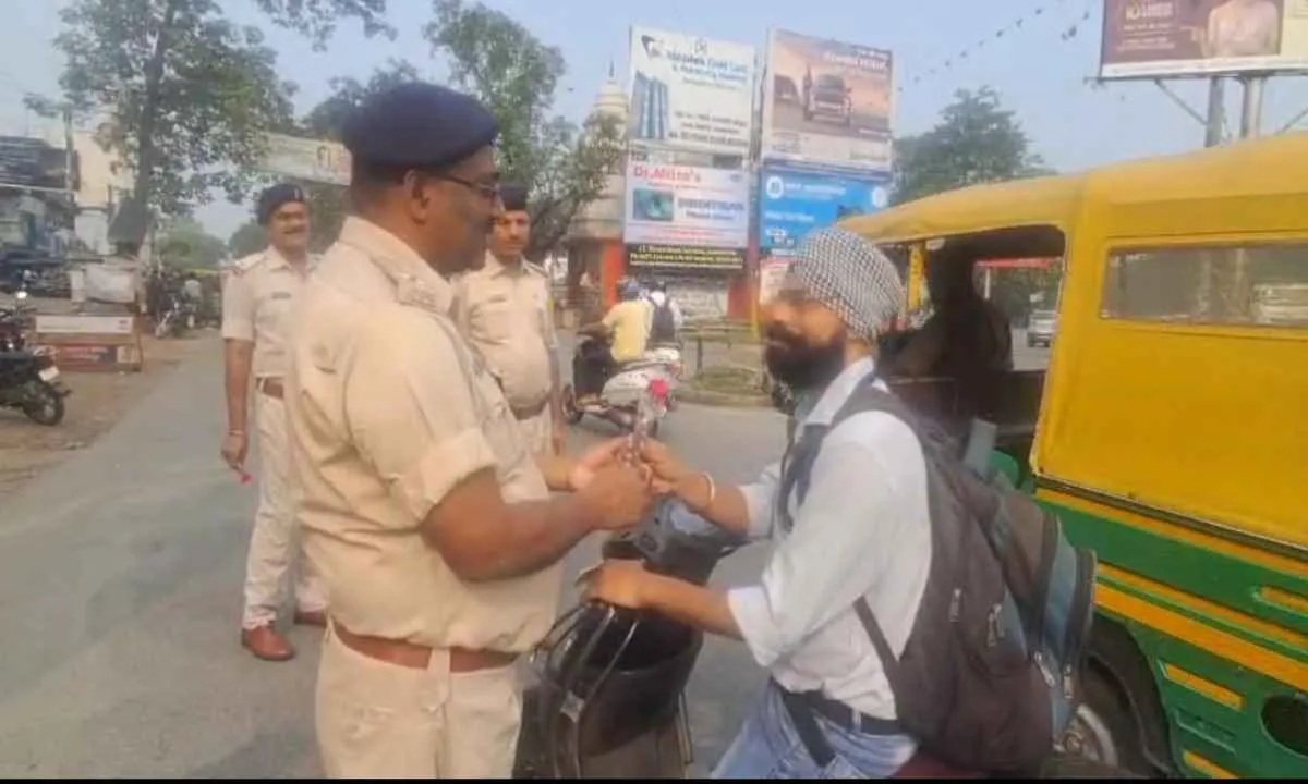 हेलमेट चेकिंग अभियान में पगड़ीधारी सिख युवक और पुलिस पदाधिकारी की हुई अनोखी बातचीत