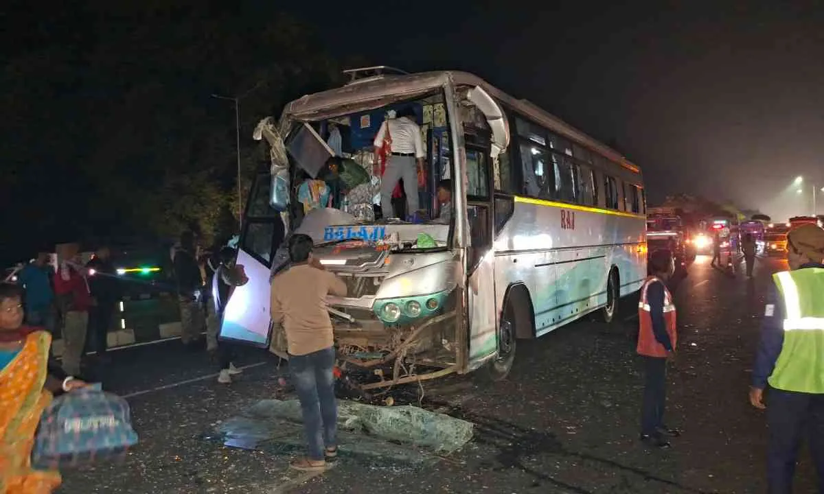  Dhanbad news: दो बसों की भिड़ंत, 12 यात्री घायल