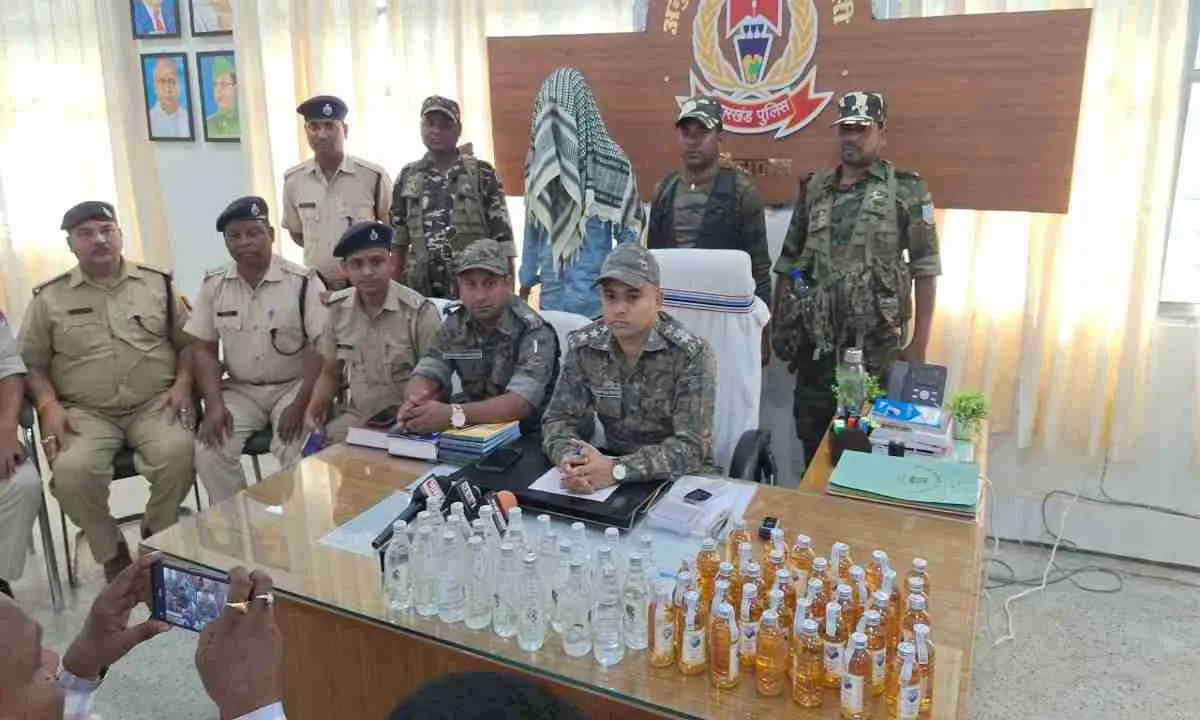 Palamu News : दो हजार बोतल अवैध देशी शराब बरामद, पुलिस ने एक तस्कर को किया गिरफ्तार