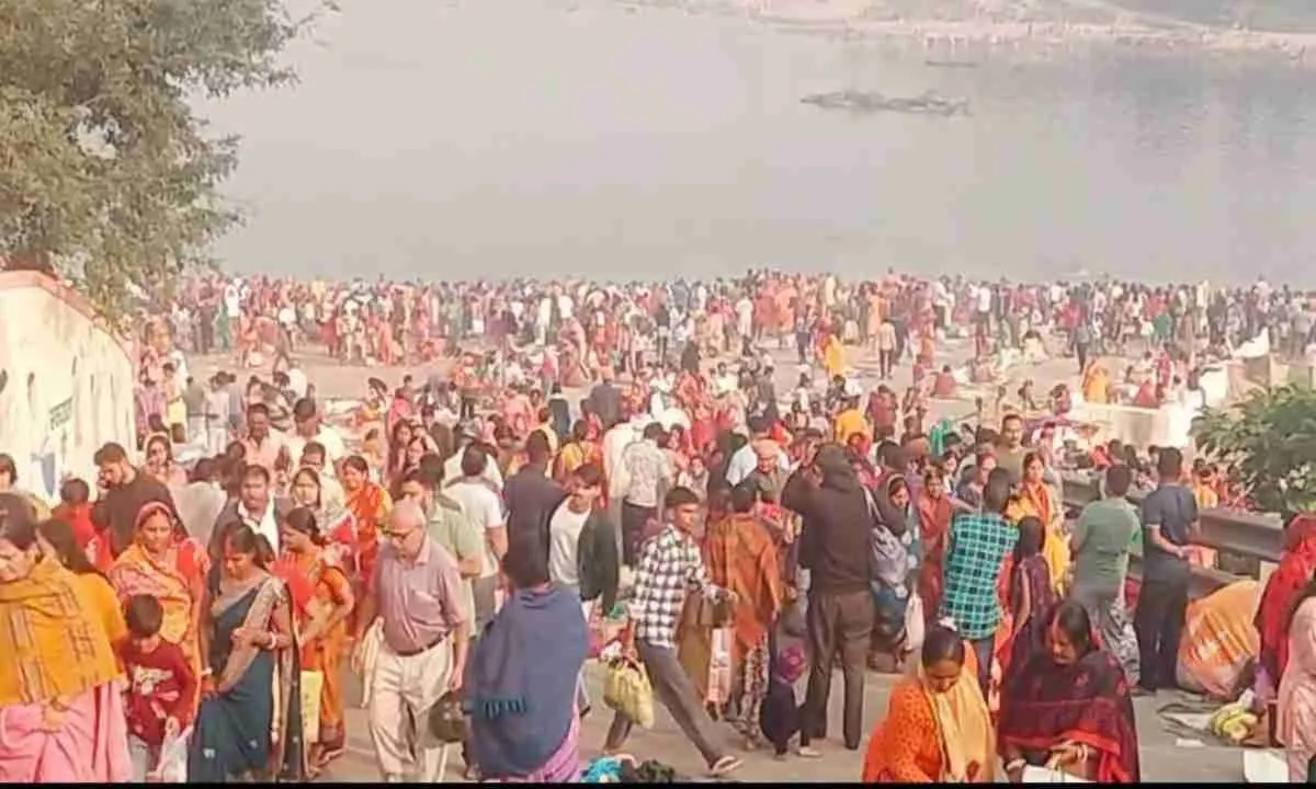 कार्तिक पूर्णिमा पर स्वर्णरेखा, खरकई और कारो नदी के घाटों पर श्रद्धालुओं की भीड़, हजारों ने लगाई आस्था की डुबकी