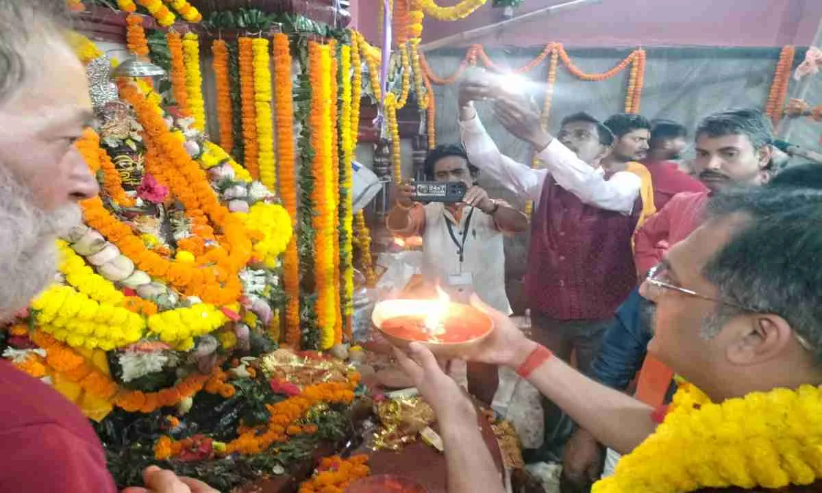 कार्तिक पूर्णिमा पर हजारीबाग के नृसिंह स्थान मंदिर में उमड़ी श्रद्धालुओं की भीड़