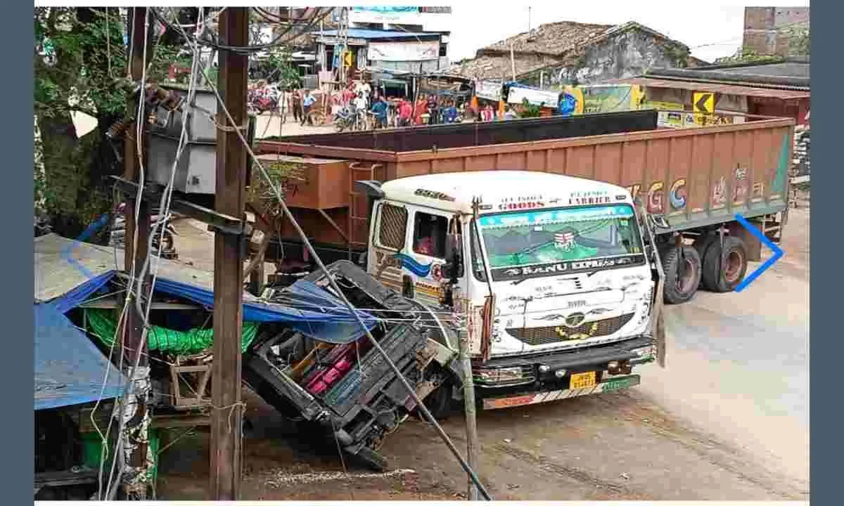 खूंटी हादसा: ट्रेलर के लुढ़कने से मचा हड़कंप, पुलिस ने जब्त किया वाहन