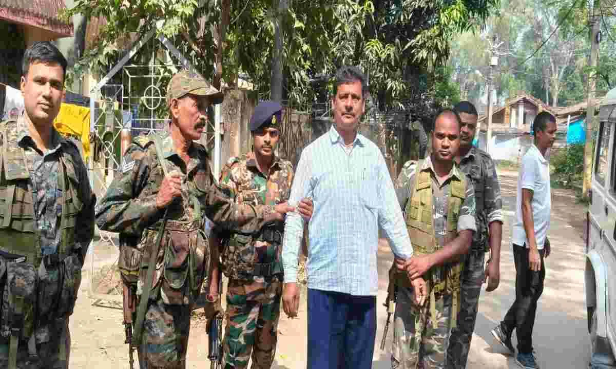 लातेहार में 65 हजार की रिश्वत लेते प्रधान सहायक रंगे हाथ गिरफ्तार