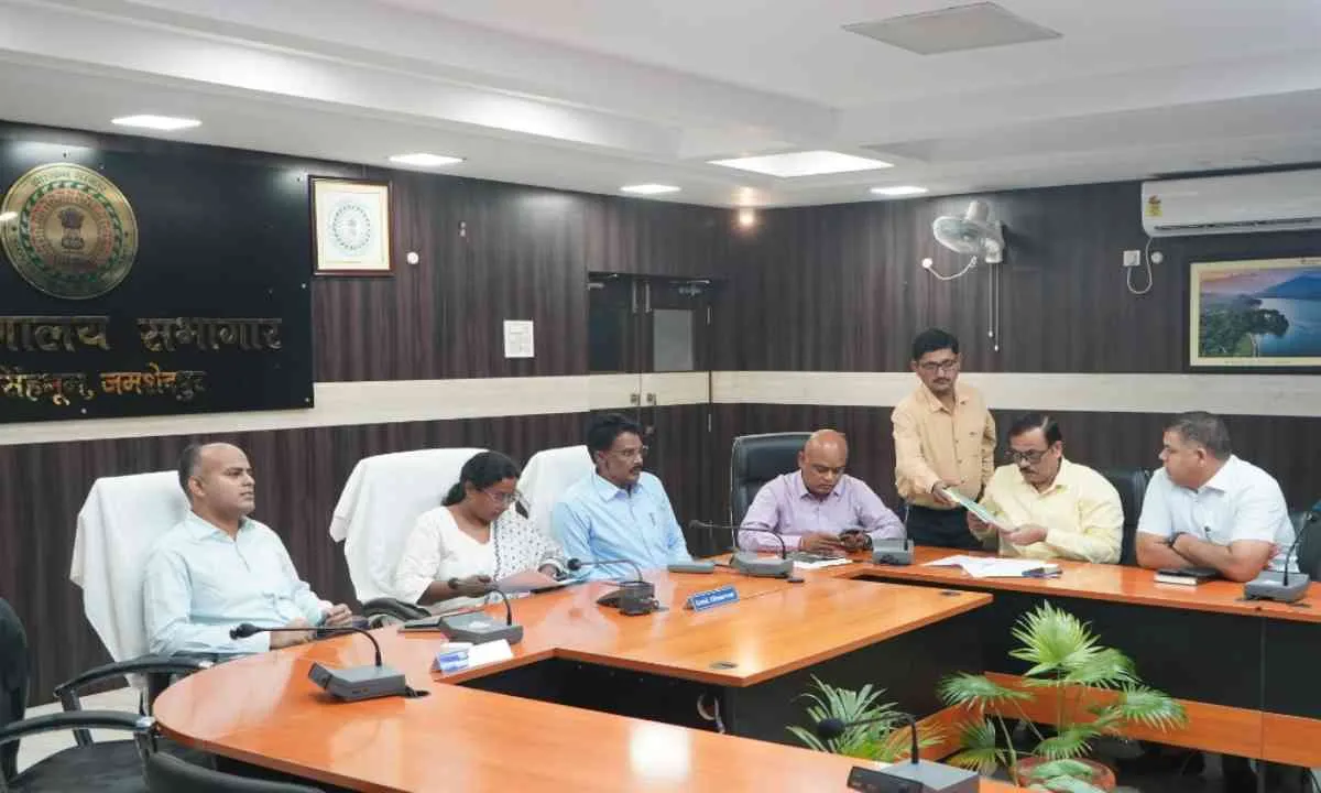 घाटशिला उपचुनाव: माइक्रो ऑब्जर्वर का प्रथम रेंडमाइजेशन संपन्न, 36 पर्यवेक्षक होंगे तैनात