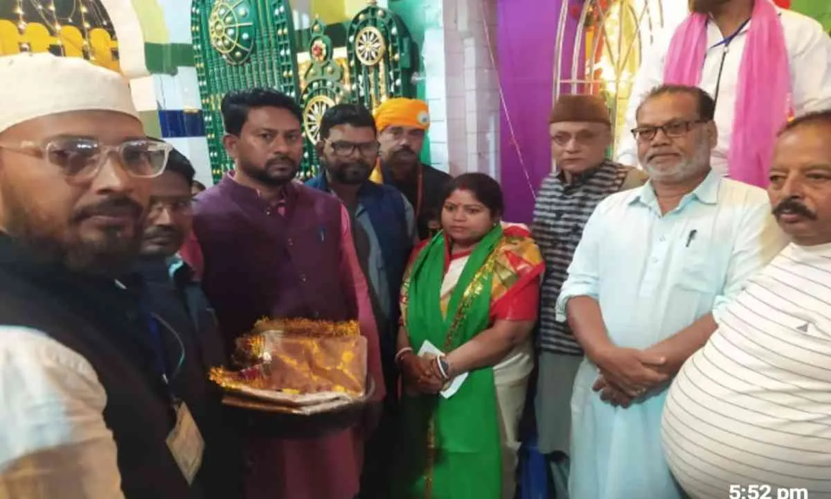 Hazaribagh: ललिता देवी ने की चादरपोशी, देश-प्रदेश में शांति और समृद्धि की कामना