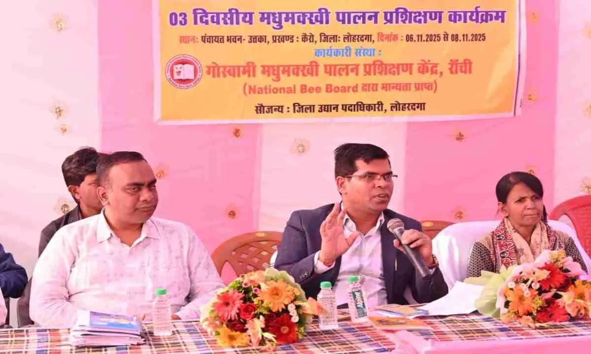 सामूहिक उत्पादन से लोहरदगा मधुमक्खी पालन में बन सकता अग्रणी जिला : उपायुक्त