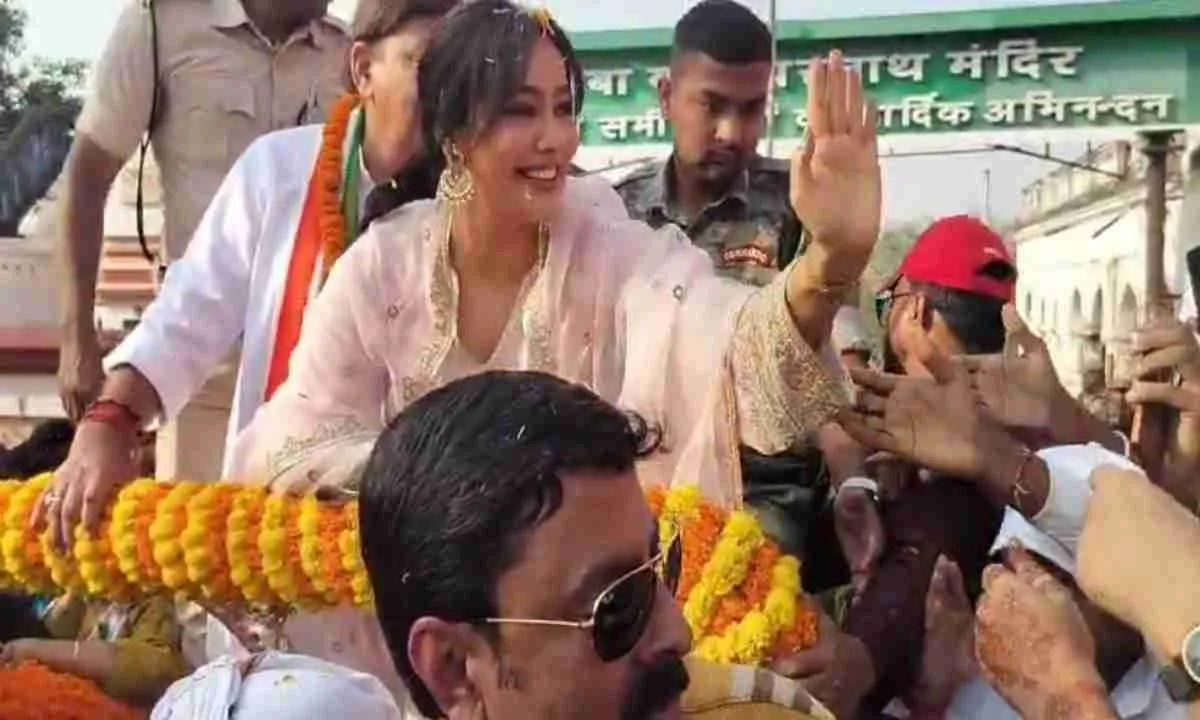 बॉलीवुड अभिनेत्री नेहा शर्मा उतरीं सड़कों पर, अपने पिता अजीत शर्मा के लिए मांगा समर्थन