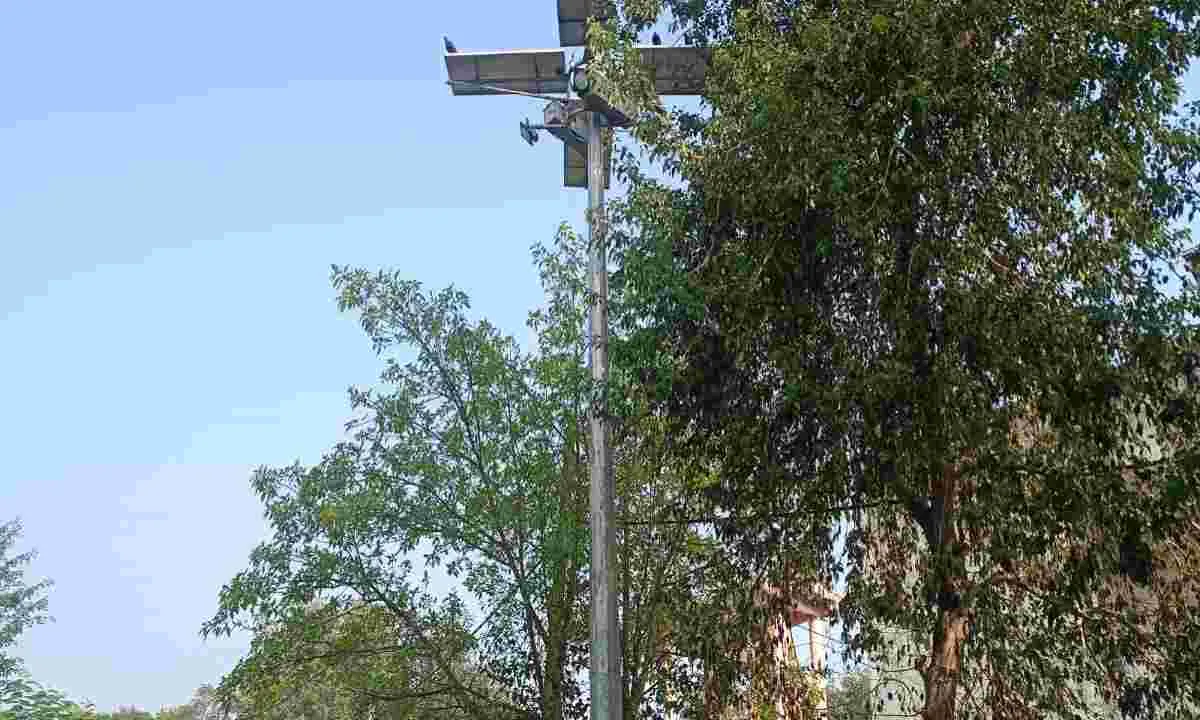 बाबा मंदिर परिसर में हाई मास्क लाइट बंद, श्रद्धालु अंधेरे में कर रहे दर्शन