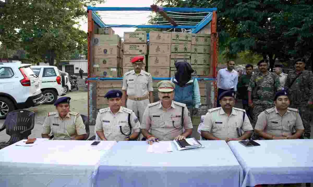 Koderma News: बिहार जा रहे ट्रक से भारी मात्रा में शराब बरामद, चालक गिरफ्तार