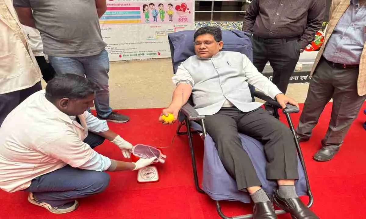 उपायुक्त ने किया रक्तदान, कहा: रक्तदान महादान है