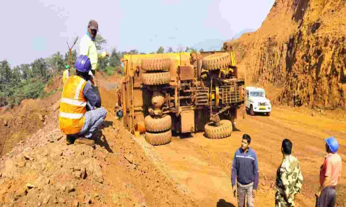 Chaibasa News: खदान में पुराने वाहनों से बढ़ा खतरा, सेल कर्मी गंभीर रूप से घायल