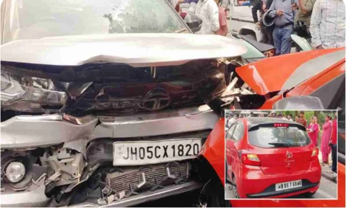 जेल चौक के पास दो कारों में जबरदस्त टक्कर, तीन लोग घायल