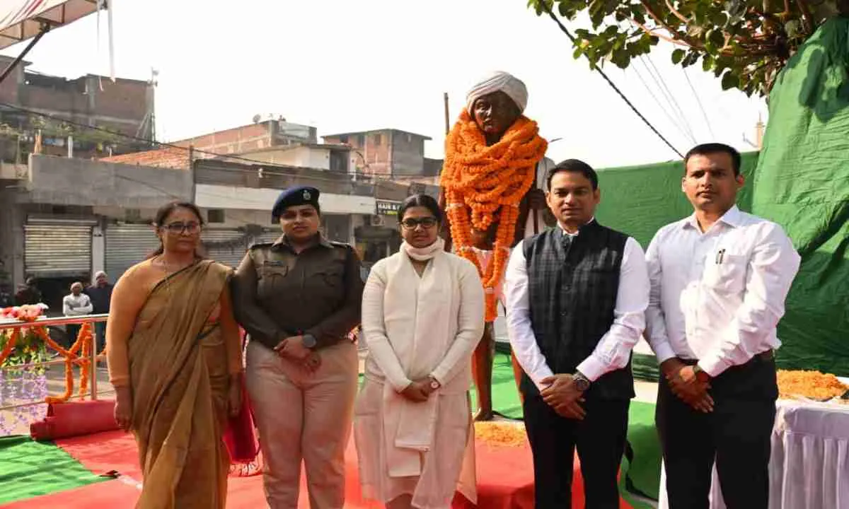 भगवान बिरसा मुंडा जयंती एवं राज्य स्थापना दिवस पर उपायुक्त ने की प्रतिमा पर माल्यार्पण