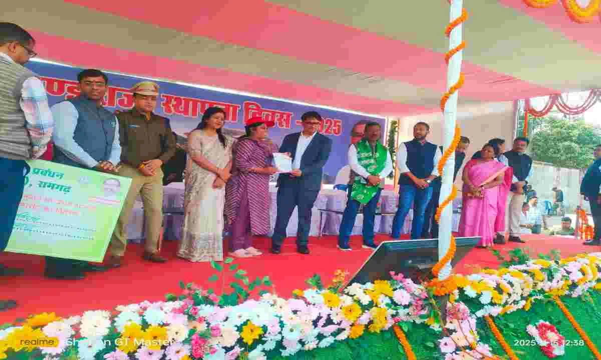 रजत जयंती समारोह: मनरेगा–आवास टीम ने किया सामूहिक रक्तदान