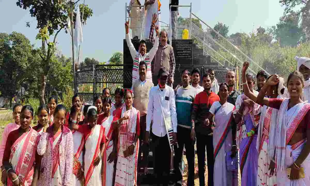 पूर्व विधायक कोचे मुंडा ने भगवान बिरसा मुंडा की जयंती पर हिल चौक में दी श्रद्धांजलि