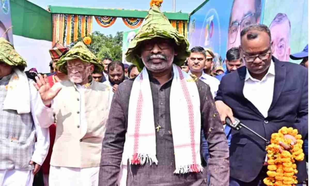 राज्य स्थापना दिवस पर उलिहातु में राज्यपाल और मुख्यमंत्री ने धरती आबा बिरसा मुंडा को दी श्रद्धांजलि