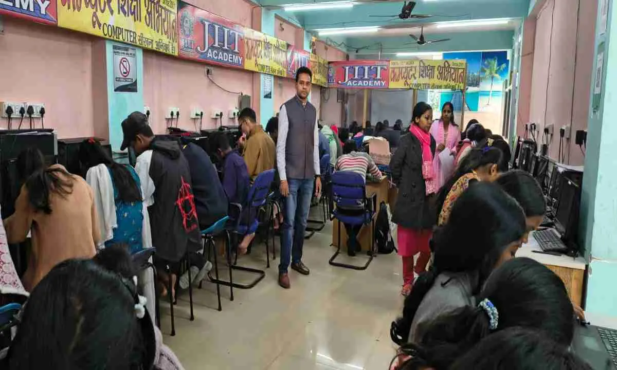 जेआईआईटी एकेडमी में दक्षता जांच परीक्षा आयोजित, 75 विद्यार्थियों ने दी परीक्षा
