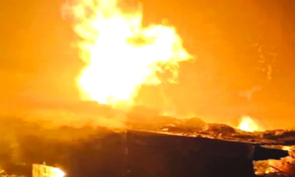 लक्सर की गारमेंट्स दुकान में भीषण आग, लाखों का सामान जलकर राख