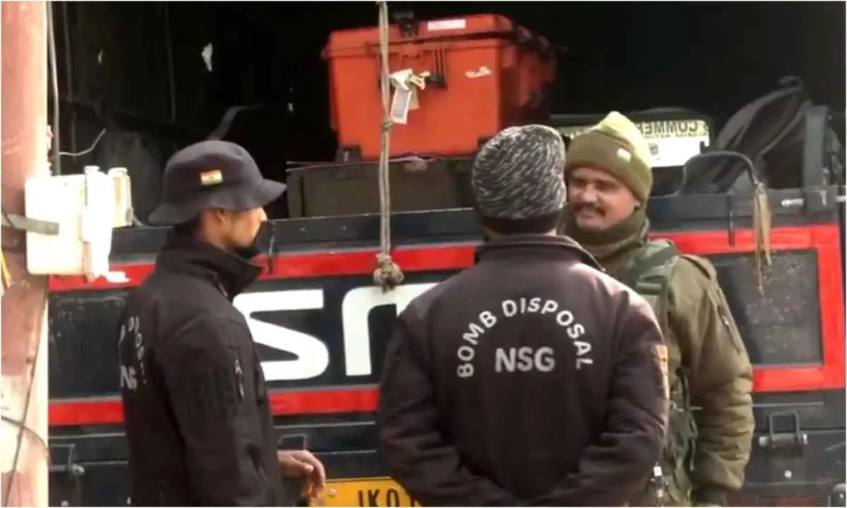 नौगाम विस्फोट स्थल का एनएसजी बम निरोधक दस्ते ने किया निरीक्षण, 9 की मौत