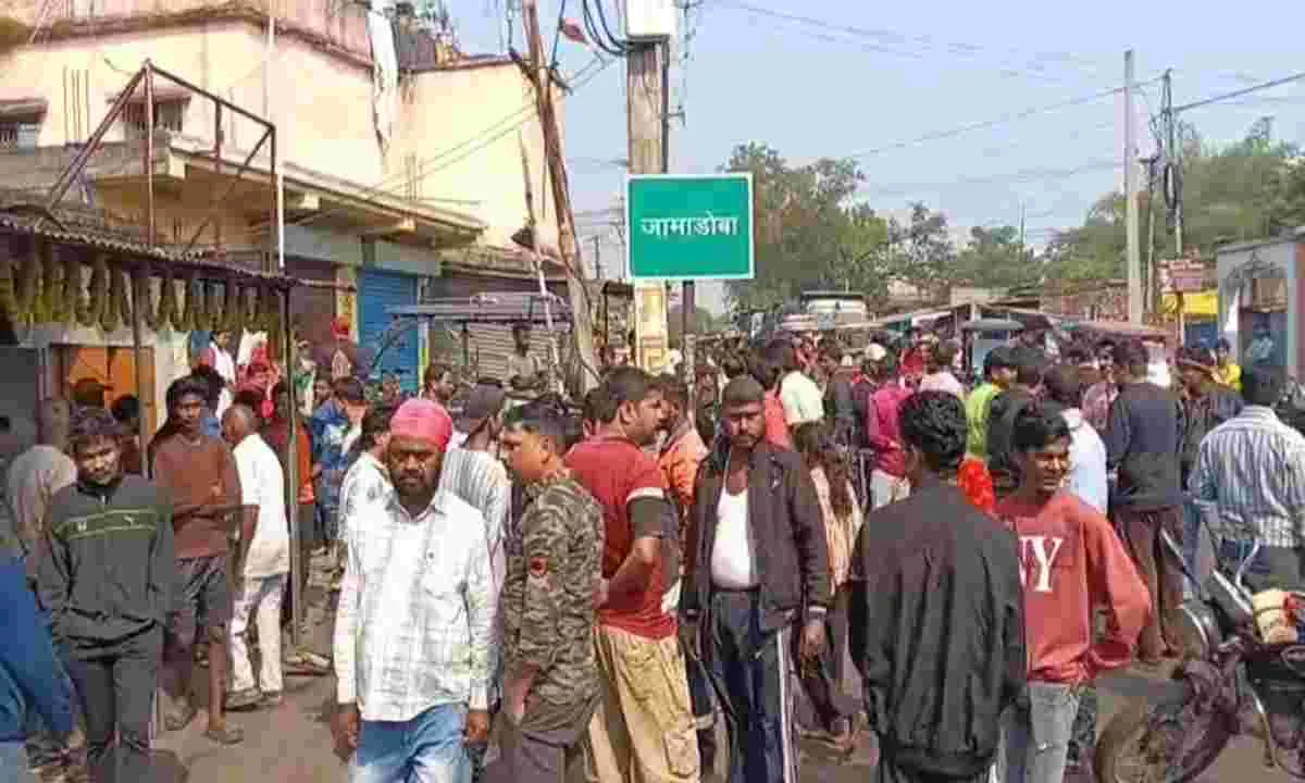 हाइवा की चपेट में आने से युवक गंभीर, ग्रामीणों ने मुआवजे की मांग पर रोका चालक