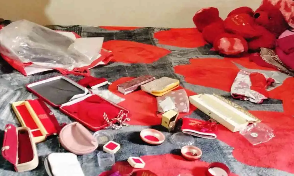 तीन घरों में लाखों की संपत्ति चोरी, सोने-चांदी के गहने गायब, जांच में जुटी पुलिस