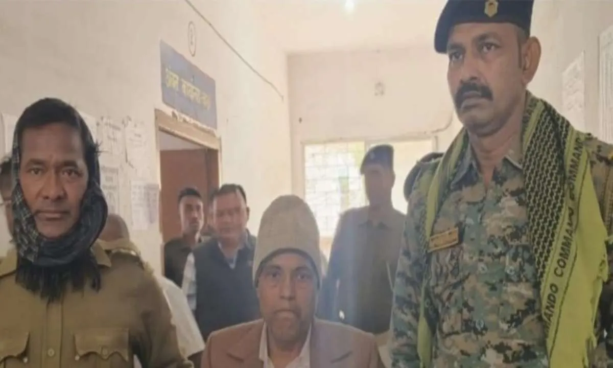 चैनपुर अंचल के बड़ा बाबू 5,500 रुपये रिश्वत लेते रंगे हाथ गिरफ्तार