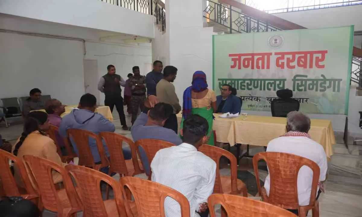 सिमडेगा में जनता दरबार: उपायुक्त ने सुनी ग्रामीणों की समस्याएं, कई मामलों पर त्वरित कार्रवाई के निर्देश