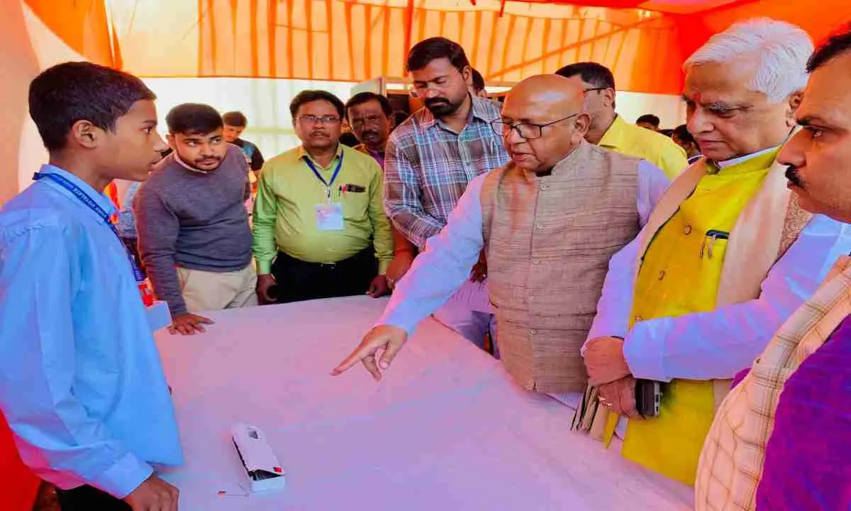 बाल मेले में चमकी बच्चों की प्रतिभा: ऊर्जा सेवर, एयर प्यूरीफायर और लो-कॉस्ट बैटरी चार्जर मॉडल ने खींचा ध्यान