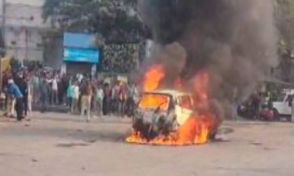 टाटानगर स्टेशन के आउट गेट पर खड़ी कार में अचानक लगी आग, पूरी तरह जलकर खाक