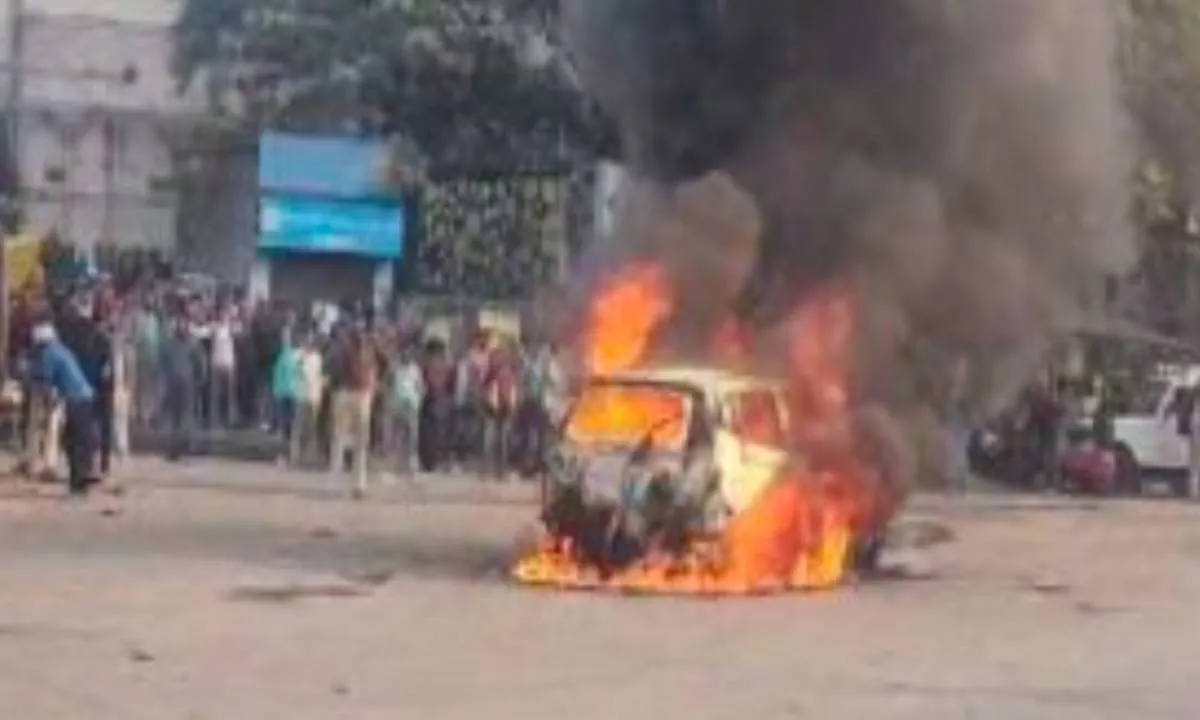 टाटानगर स्टेशन आउट गेट पर खड़ी कार में अचानक लगी आग