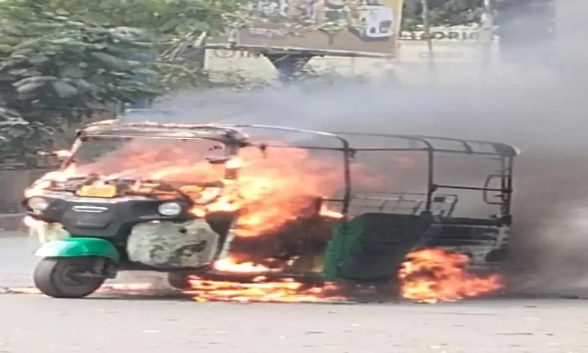 टाटानगर स्टेशन पर चलती सीएनजी टेंपो में आग, दो धमाकों से मचा हड़कंप