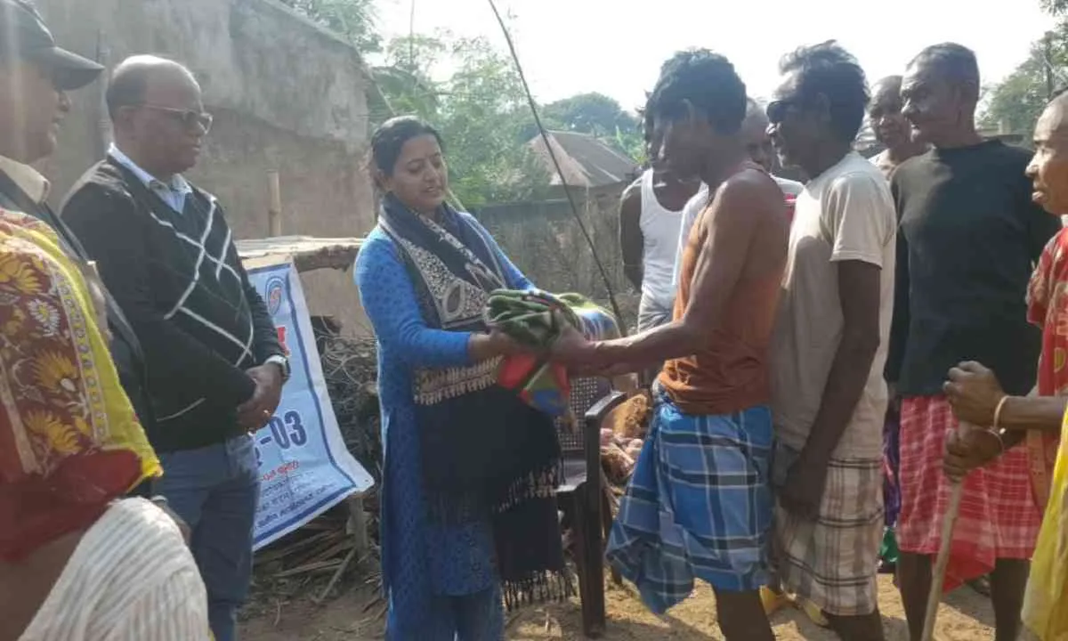 ठंड से राहत: रानीश्वर में गरीब व वृद्धजनों को मिला कंबल